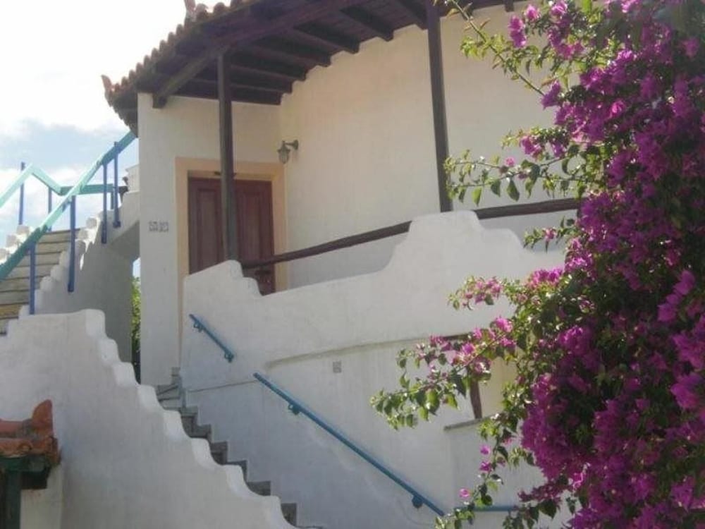 Karavos Apartments & Villa