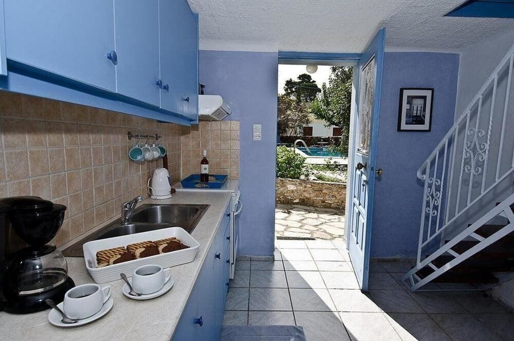 Karavos Apartments & Villa