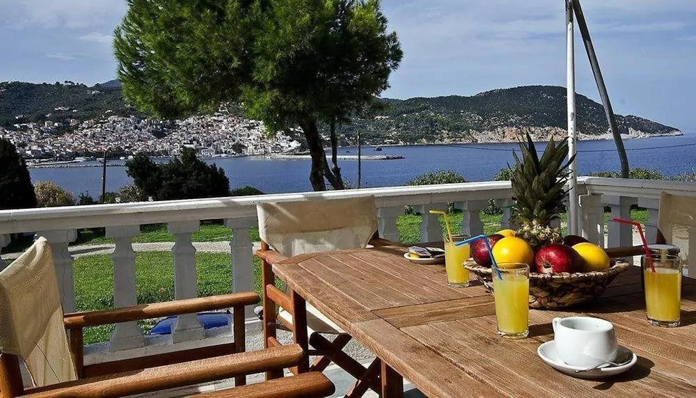 Karavos Apartments & Villa