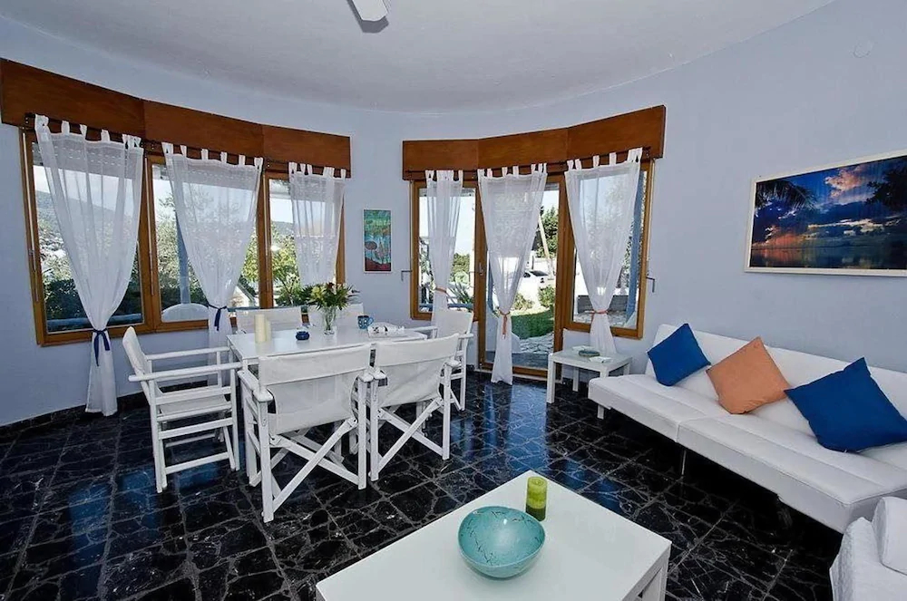 Karavos Apartments & Villa
