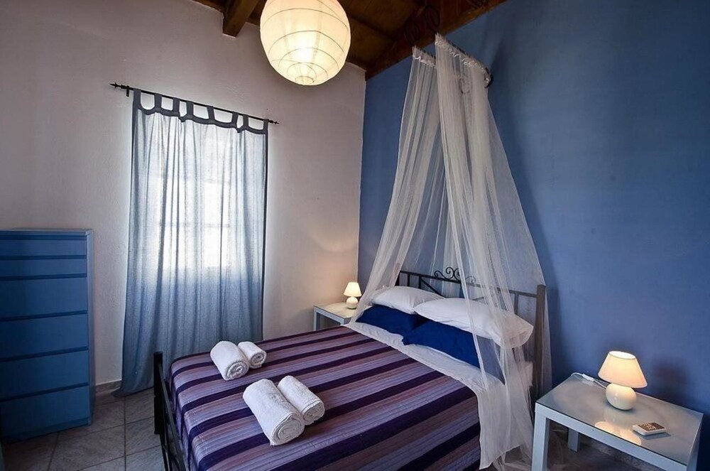Karavos Apartments & Villa