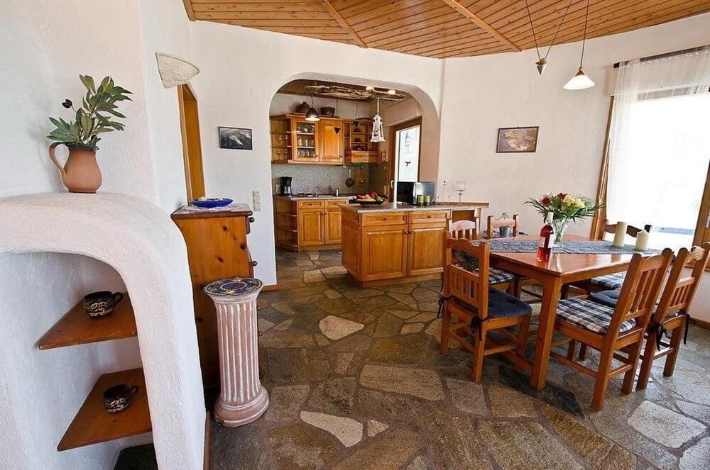 Karavos Apartments & Villa
