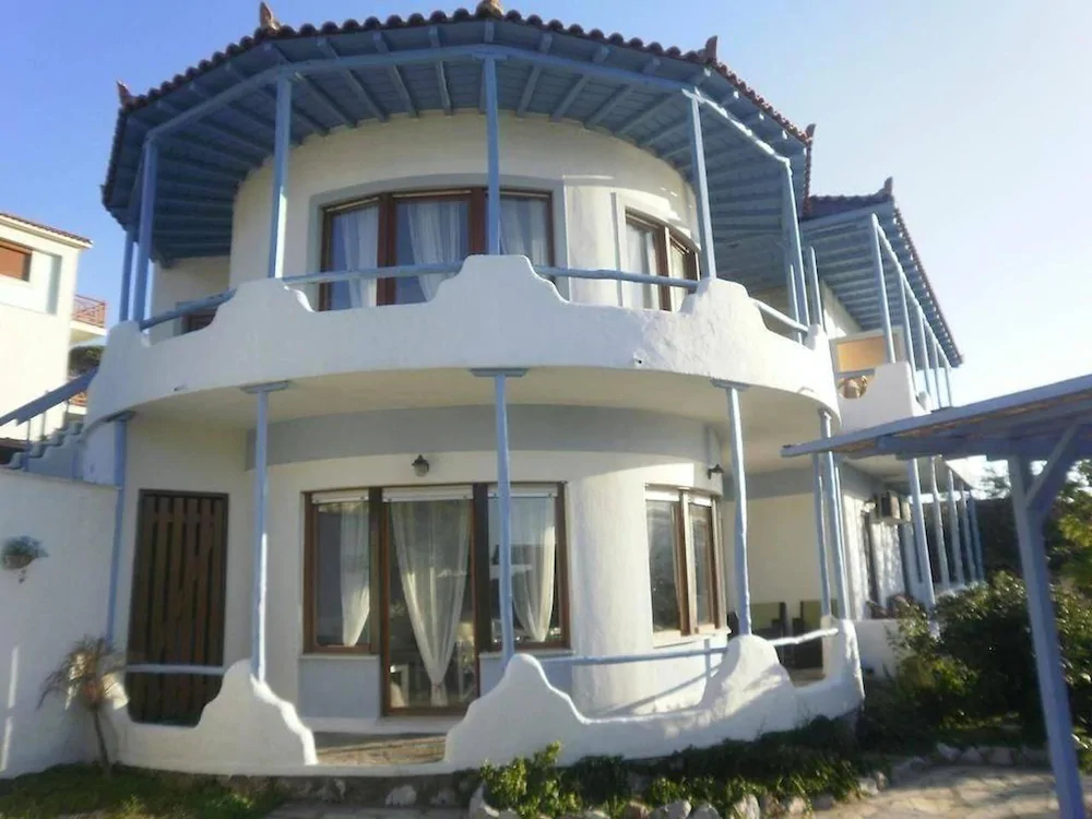 Karavos Apartments & Villa