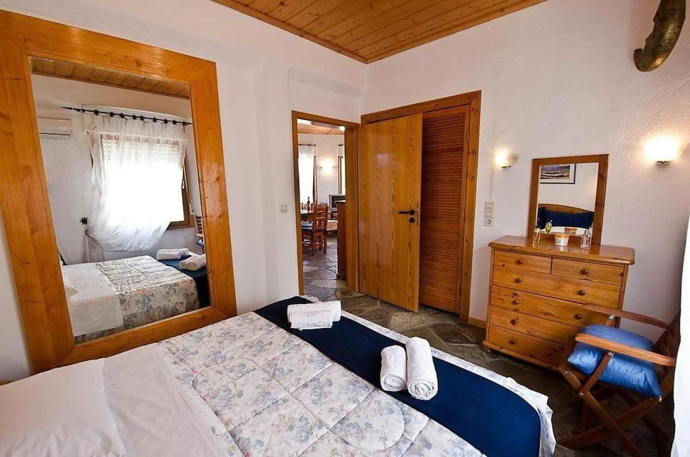 Karavos Apartments & Villa