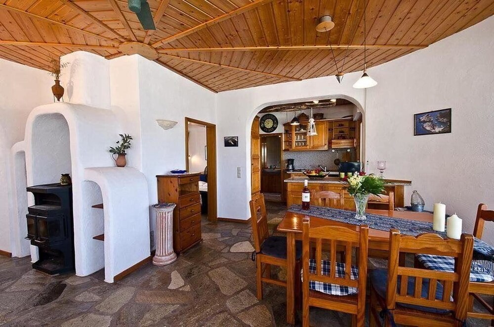 Karavos Apartments & Villa