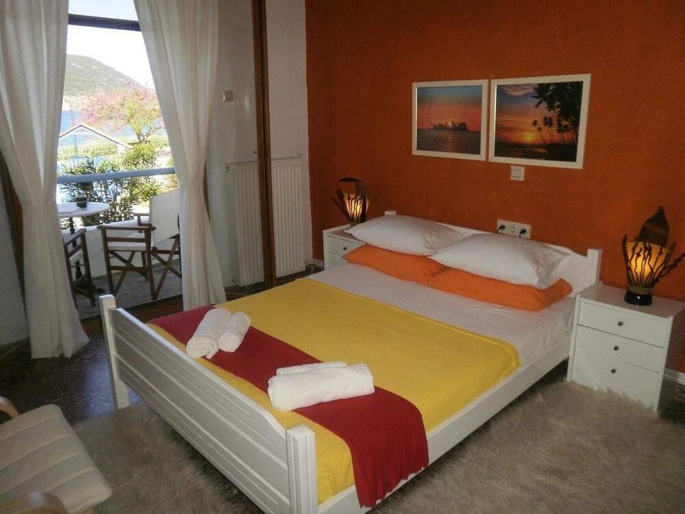 Karavos Apartments & Villa