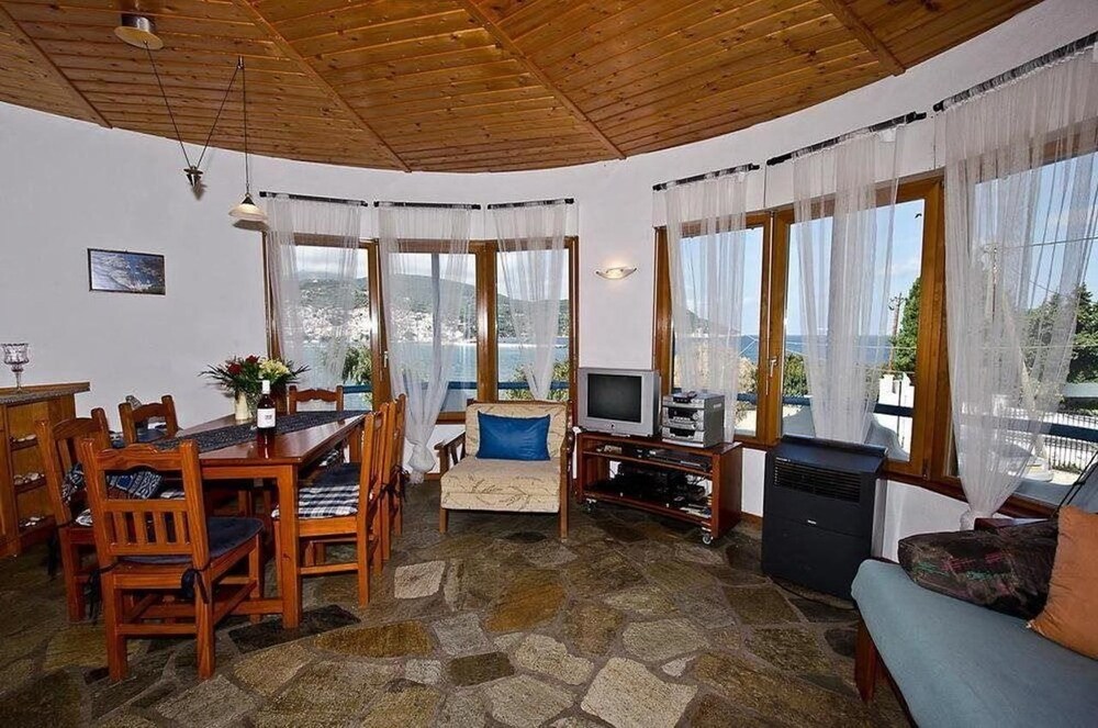Karavos Apartments & Villa