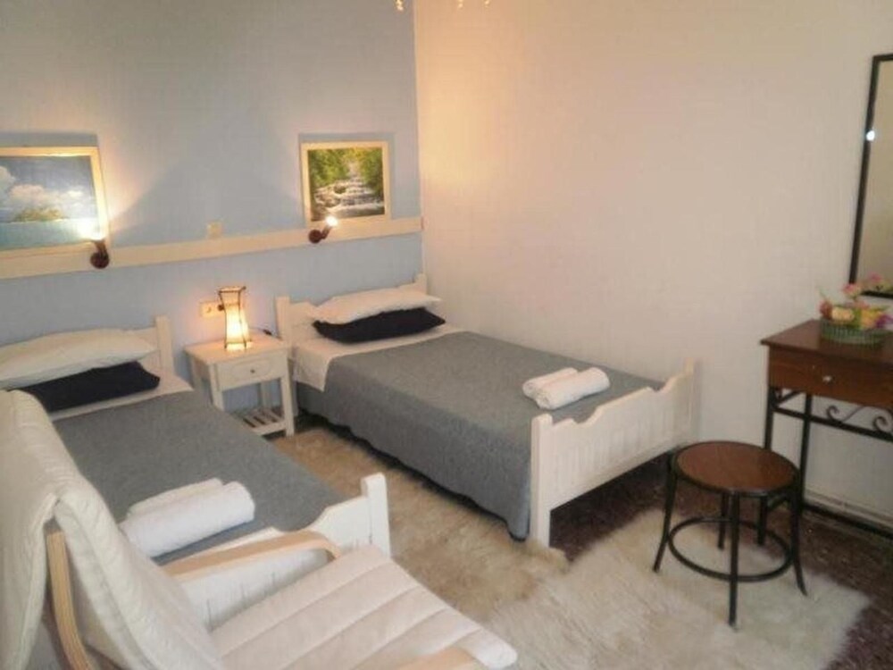 Karavos Apartments & Villa