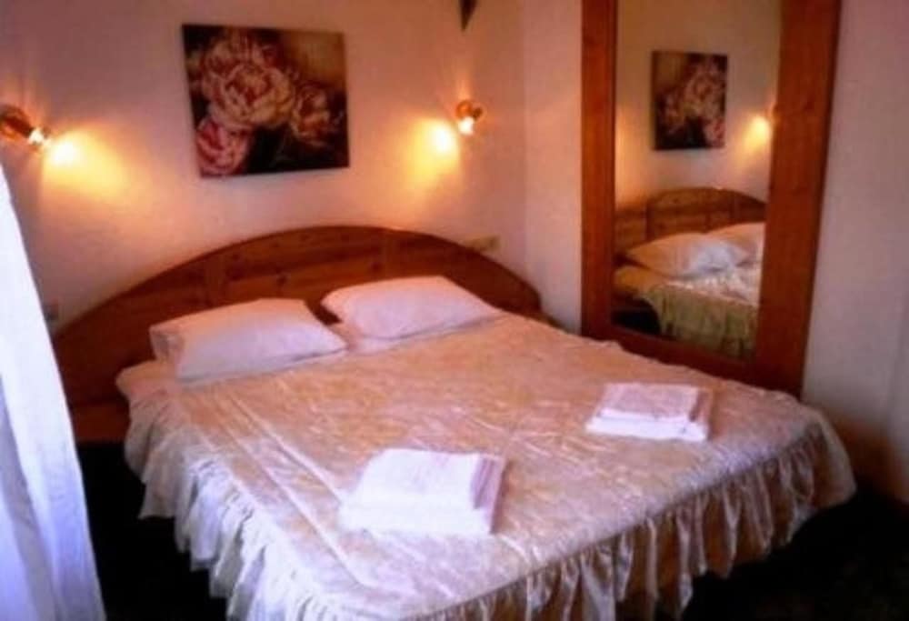 Karavos Apartments & Villa