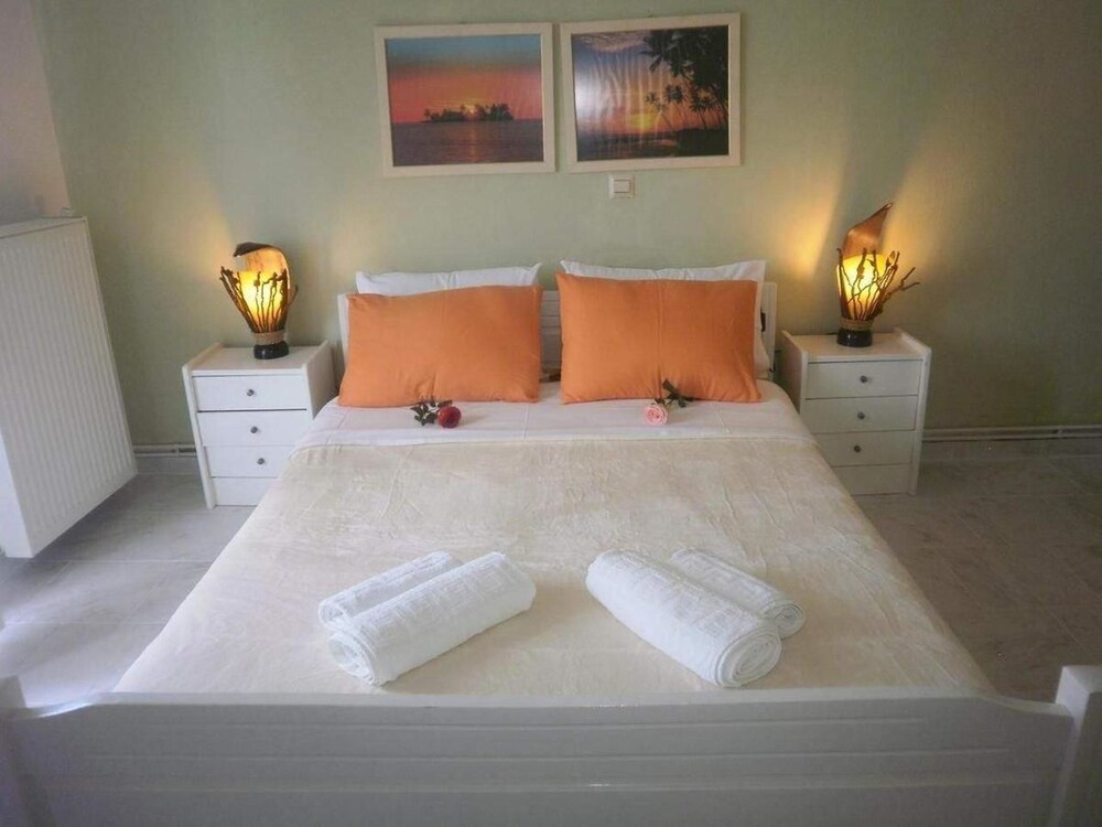 Karavos Apartments & Villa