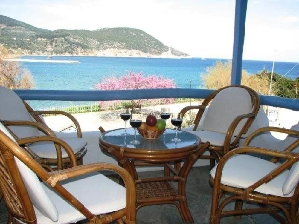 Karavos Apartments & Villa