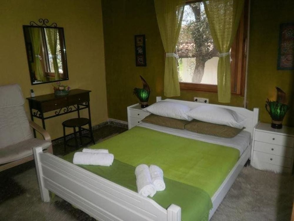 Karavos Apartments & Villa