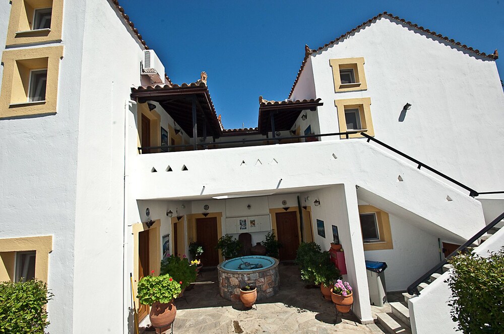 Pegasus Studios & Apartments