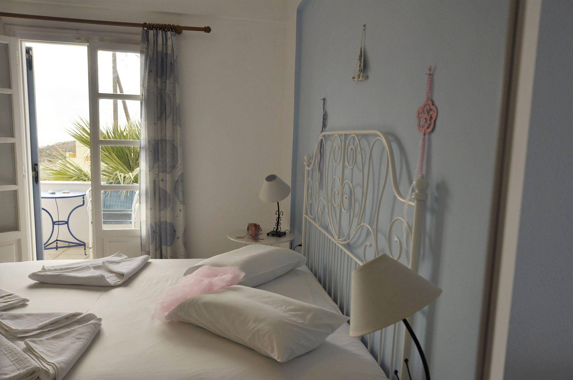 Manos Syros Rooms & Apartments