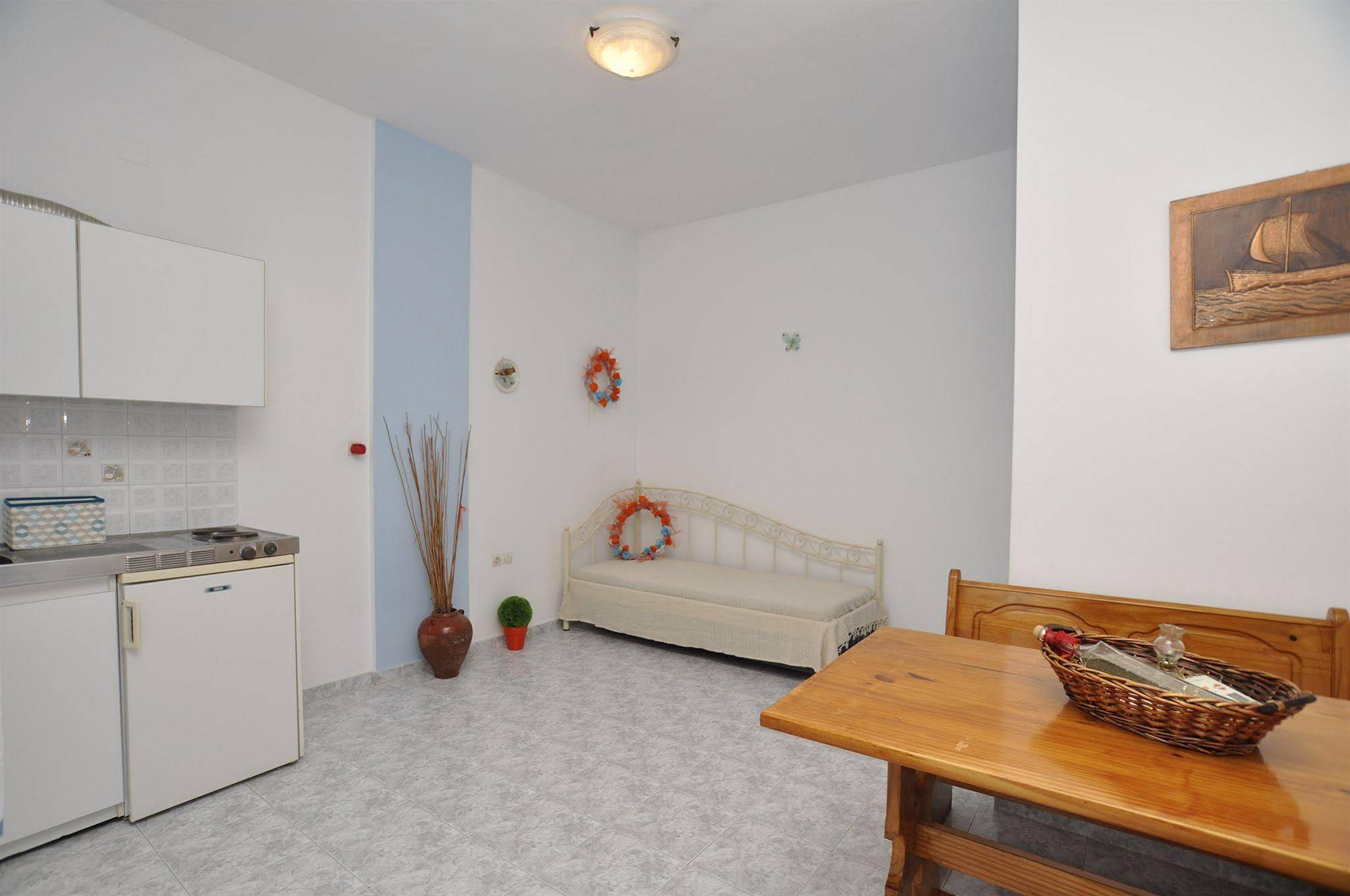 Manos Syros Rooms & Apartments