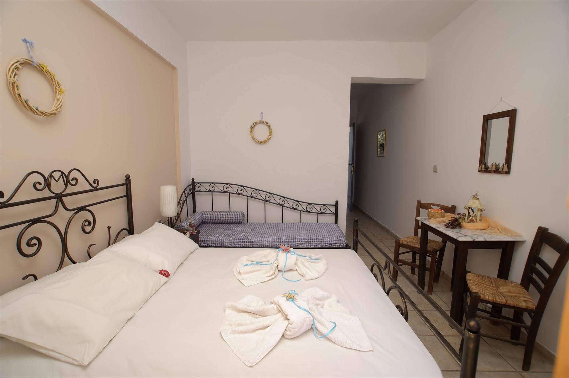 Manos Syros Rooms & Apartments