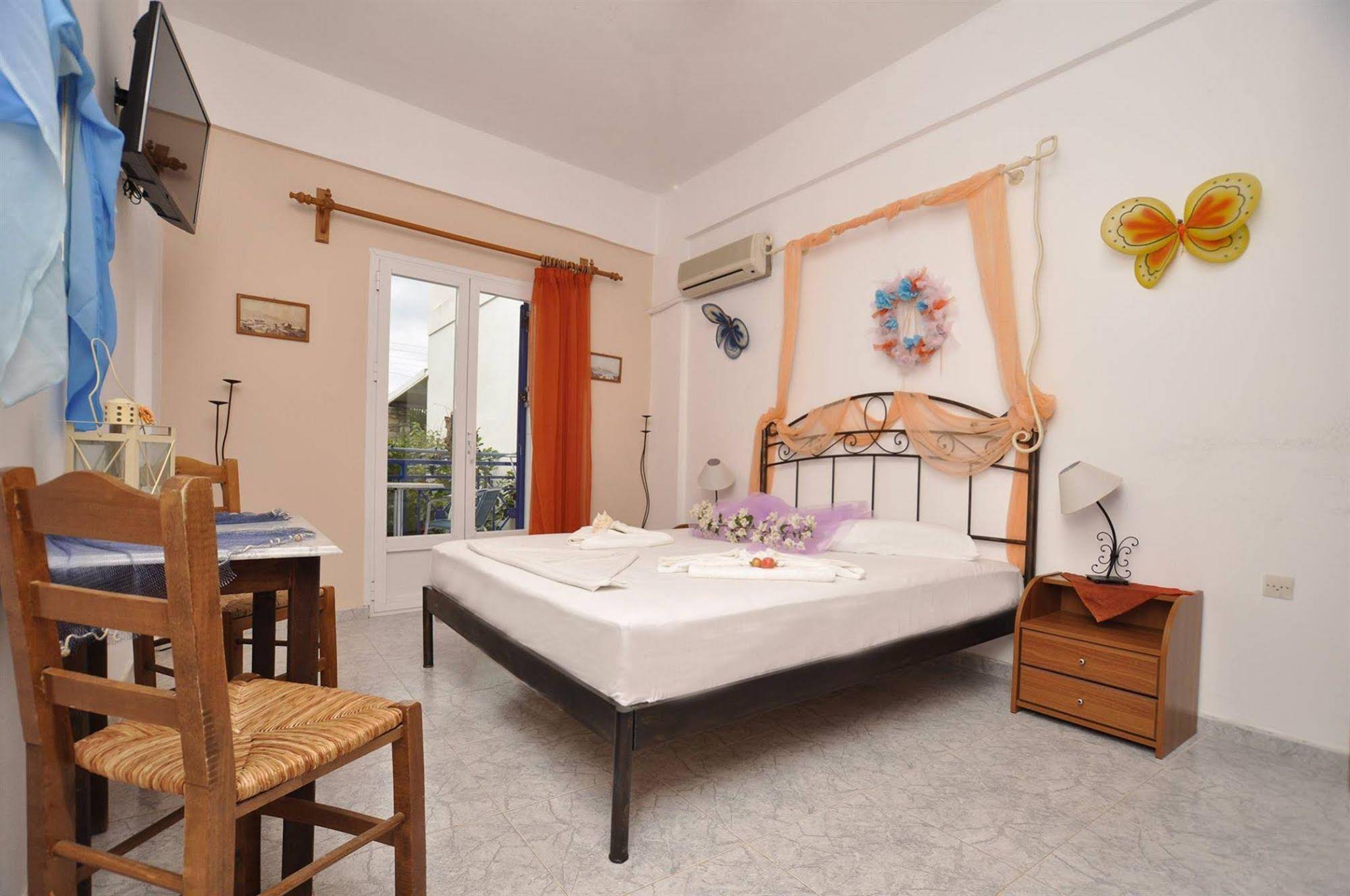 Manos Syros Rooms & Apartments