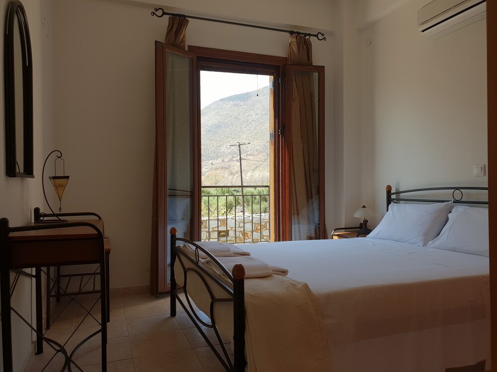 Domaine Papakonstantis Apartments To Let