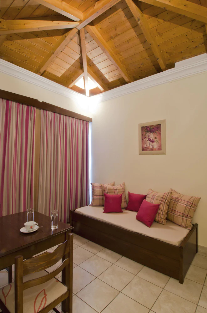 Makis Inn Beach & Resort