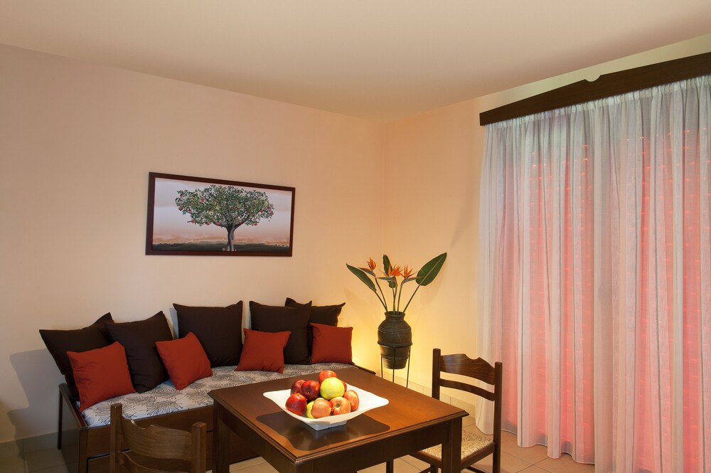 Makis Inn Beach & Resort