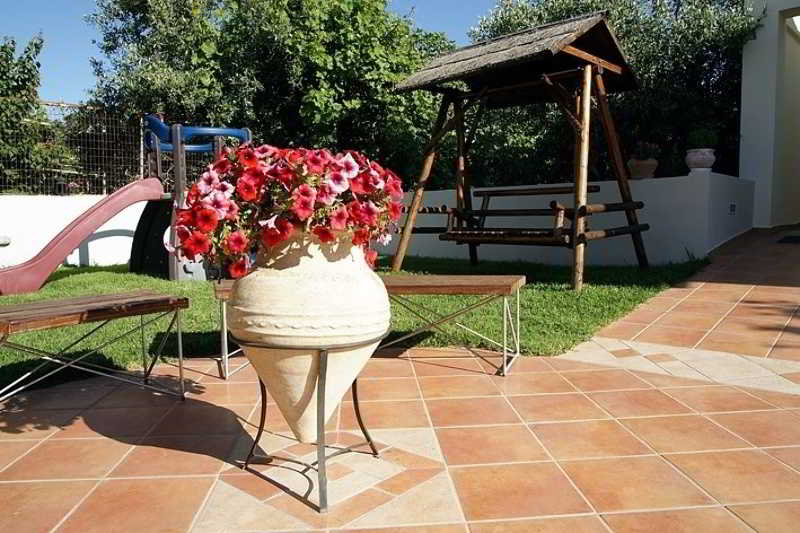 Niriides Apartments & Studios