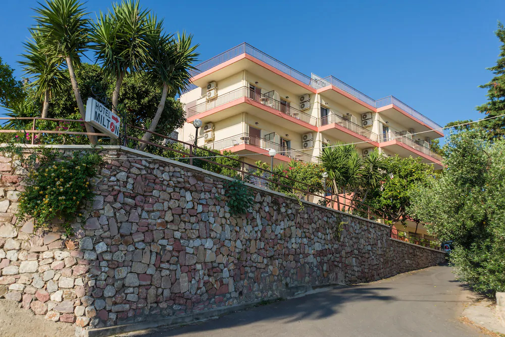 Trinasus Hotel