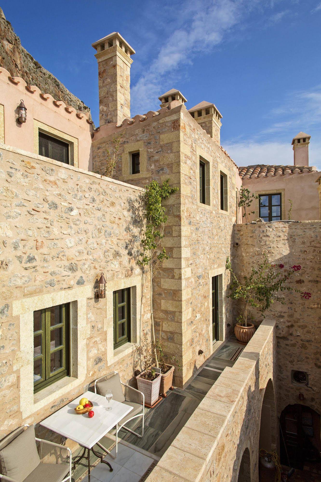 Moni Emvasis Luxury Suites