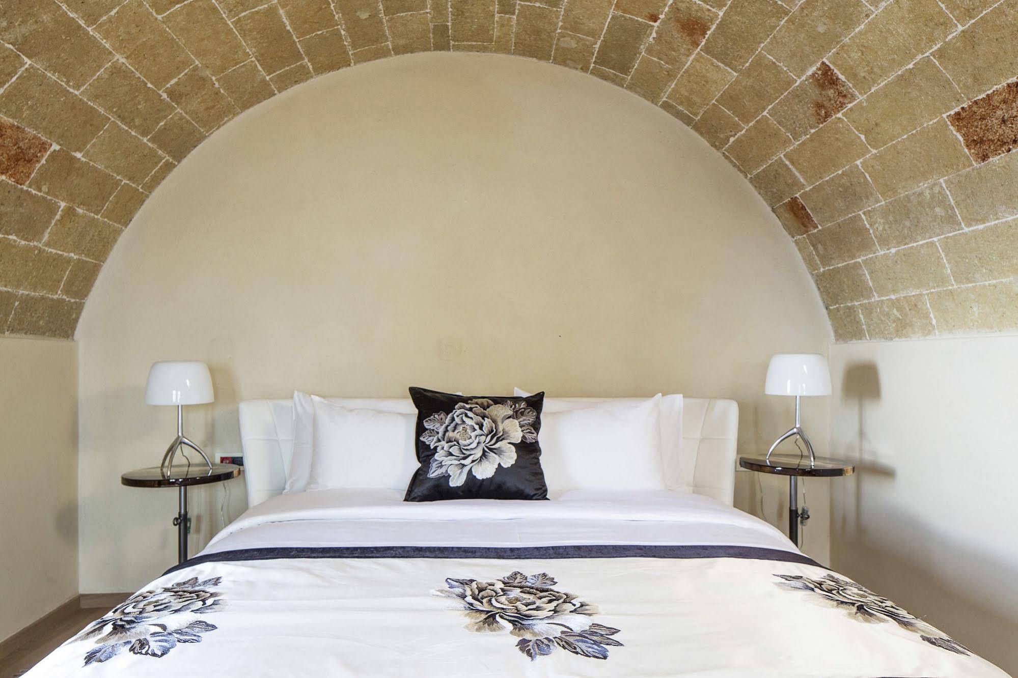 Moni Emvasis Luxury Suites