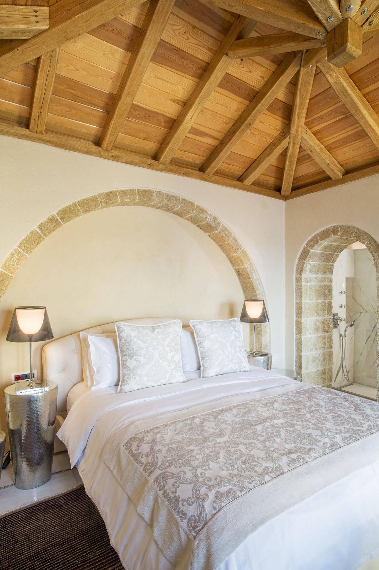 Moni Emvasis Luxury Suites