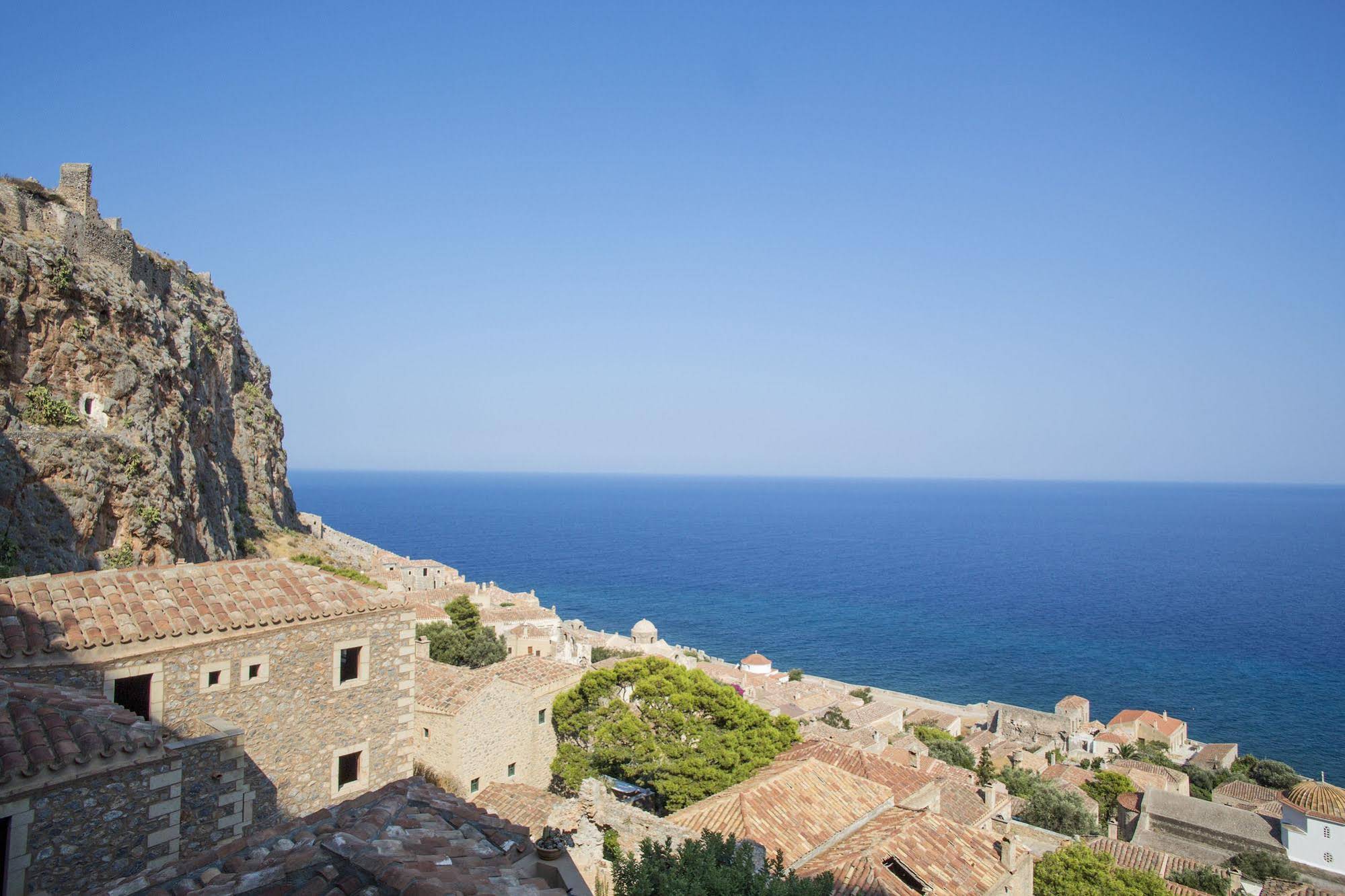 Moni Emvasis Luxury Suites