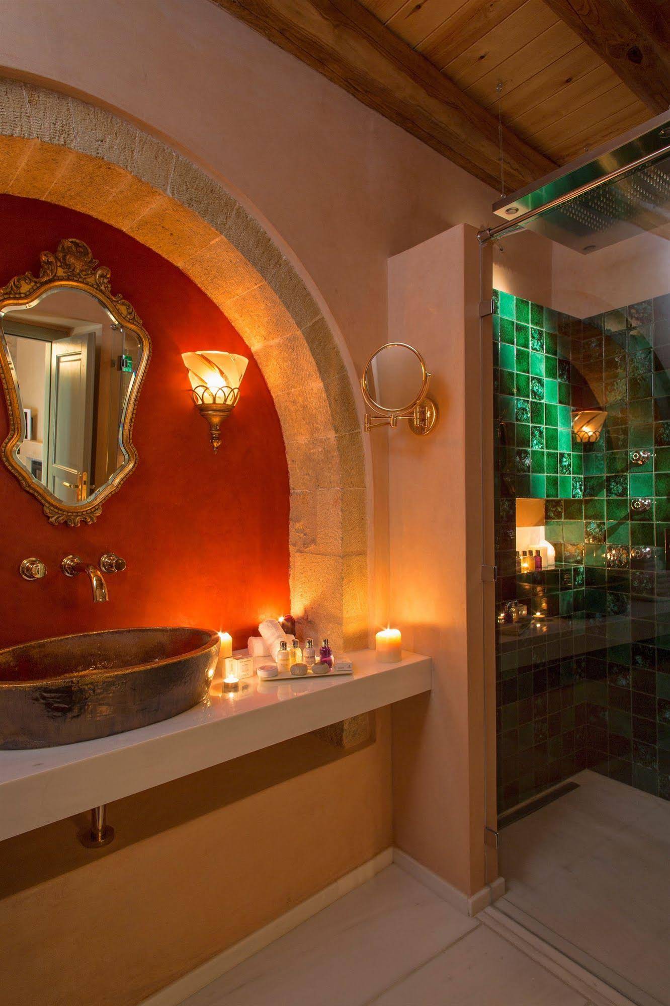 Moni Emvasis Luxury Suites