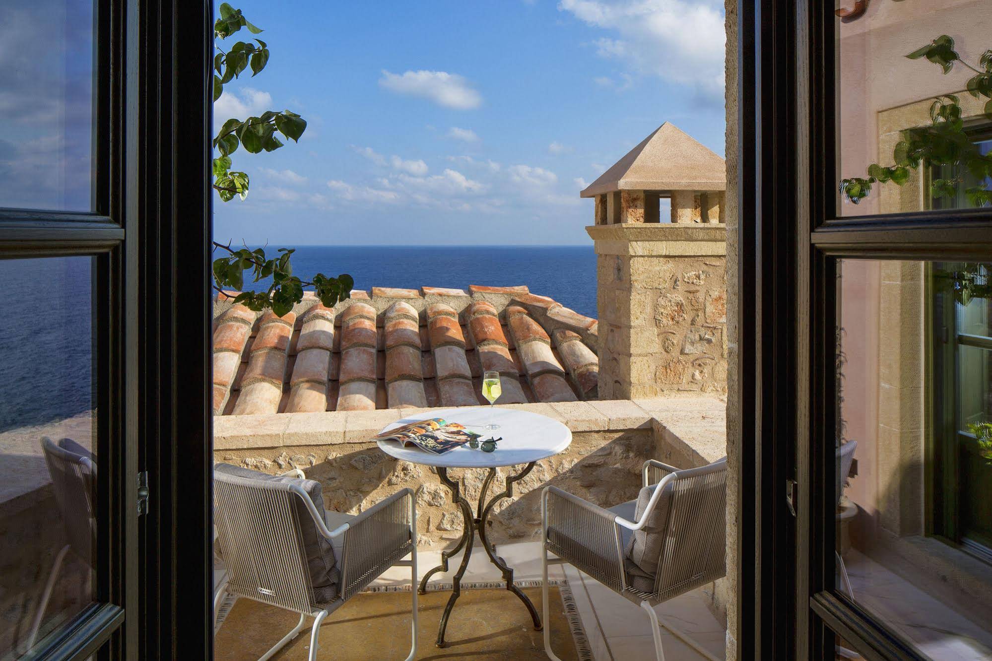 Moni Emvasis Luxury Suites