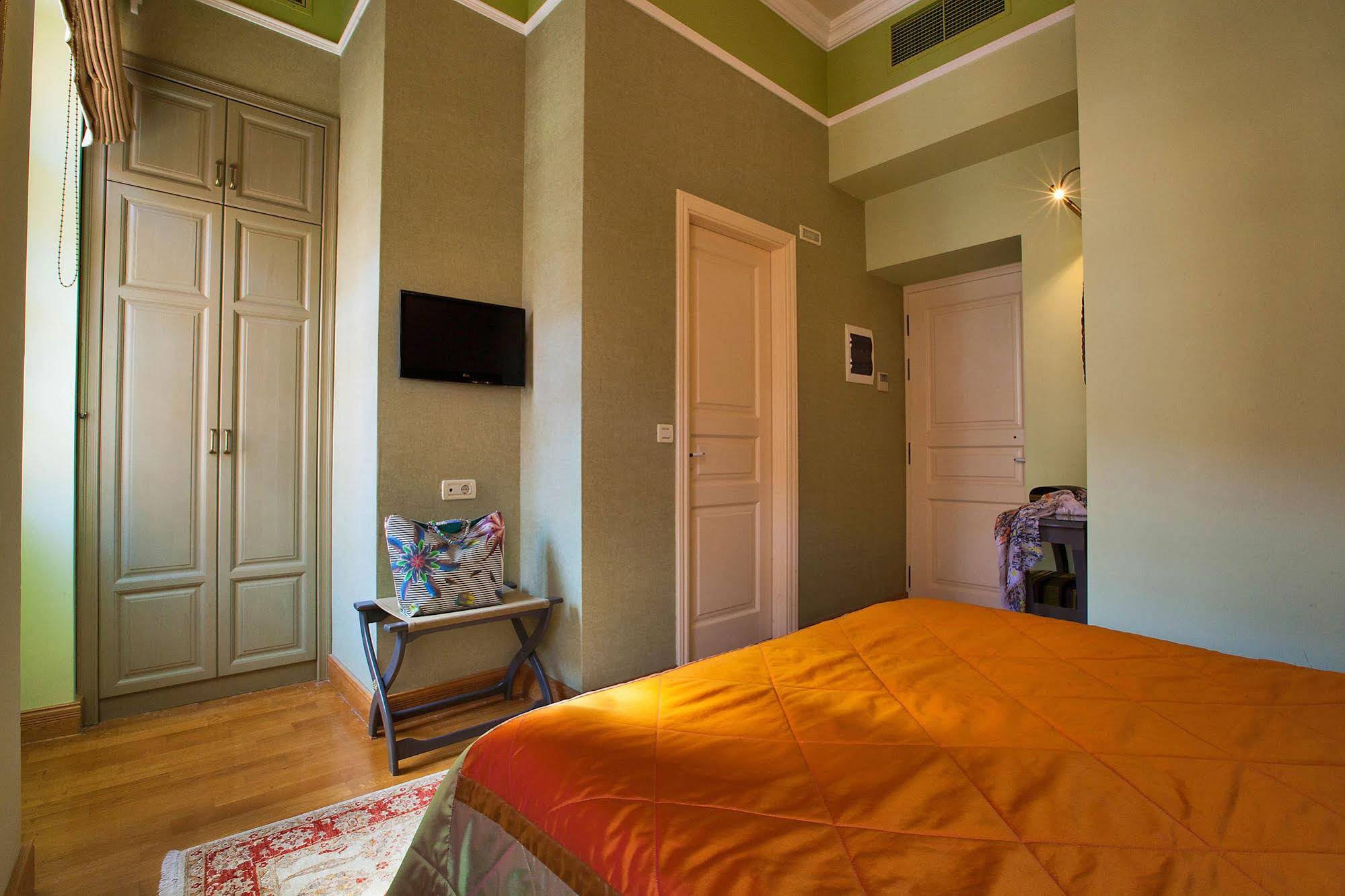 Aetoma Hotel