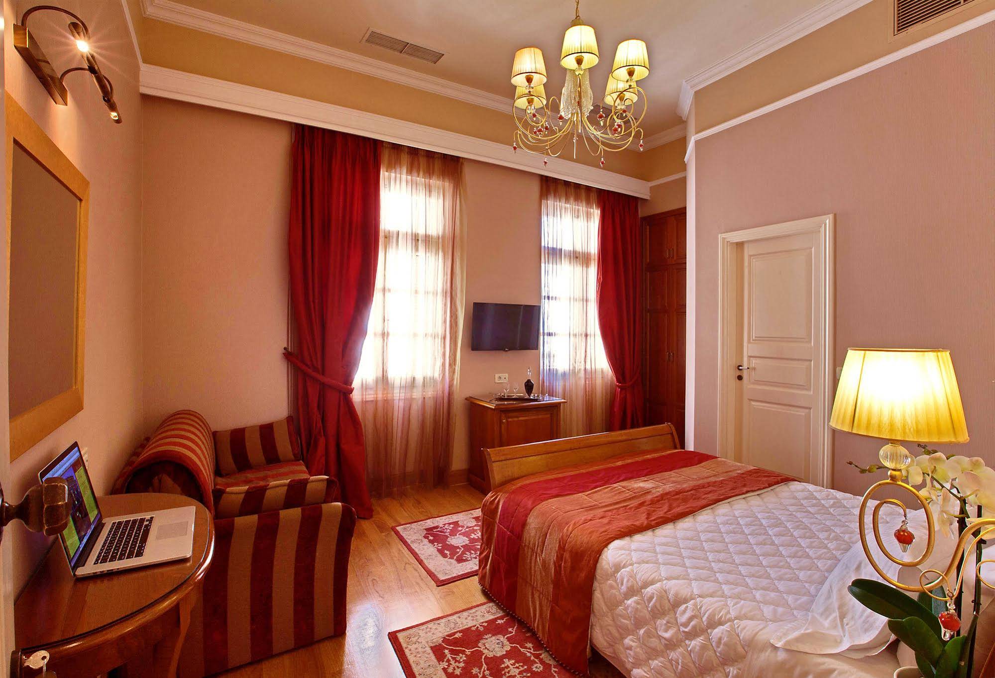 Aetoma Hotel