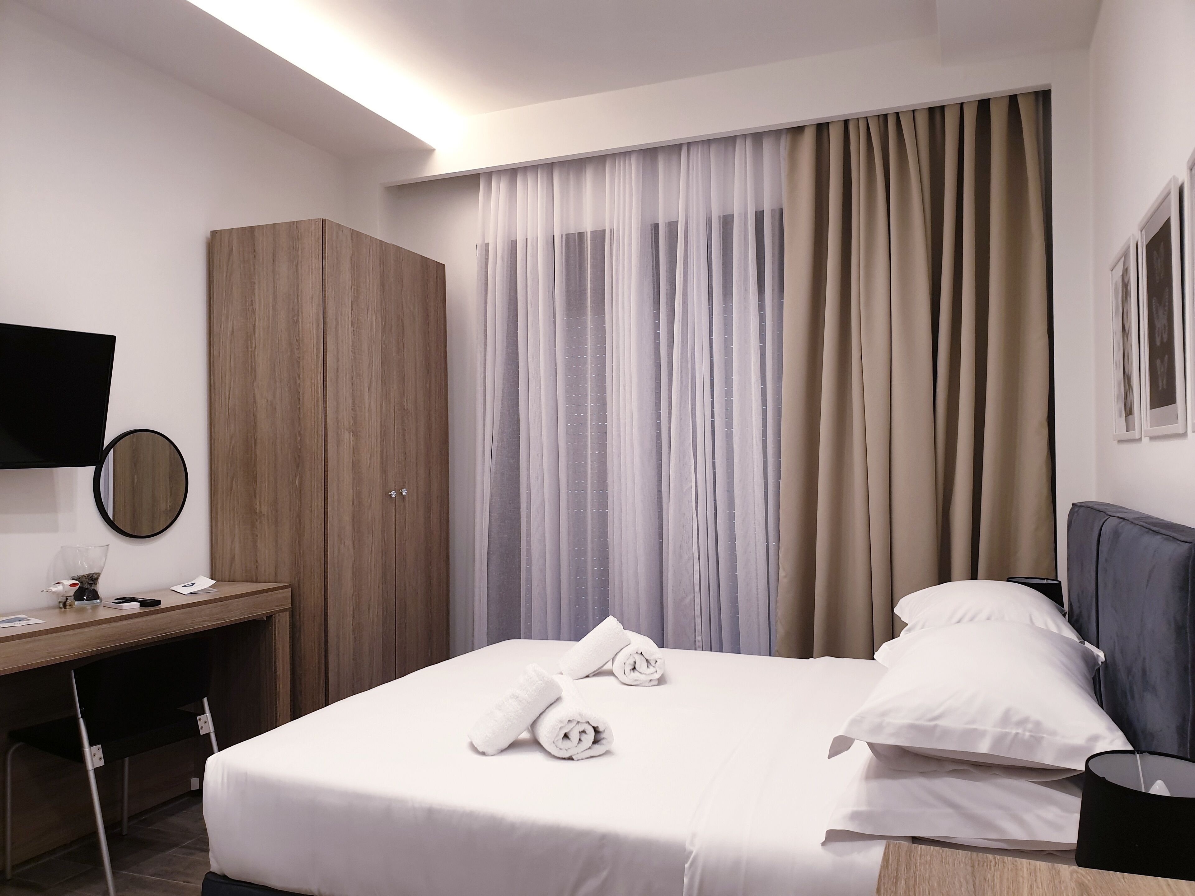 Eantos Studios & Suites