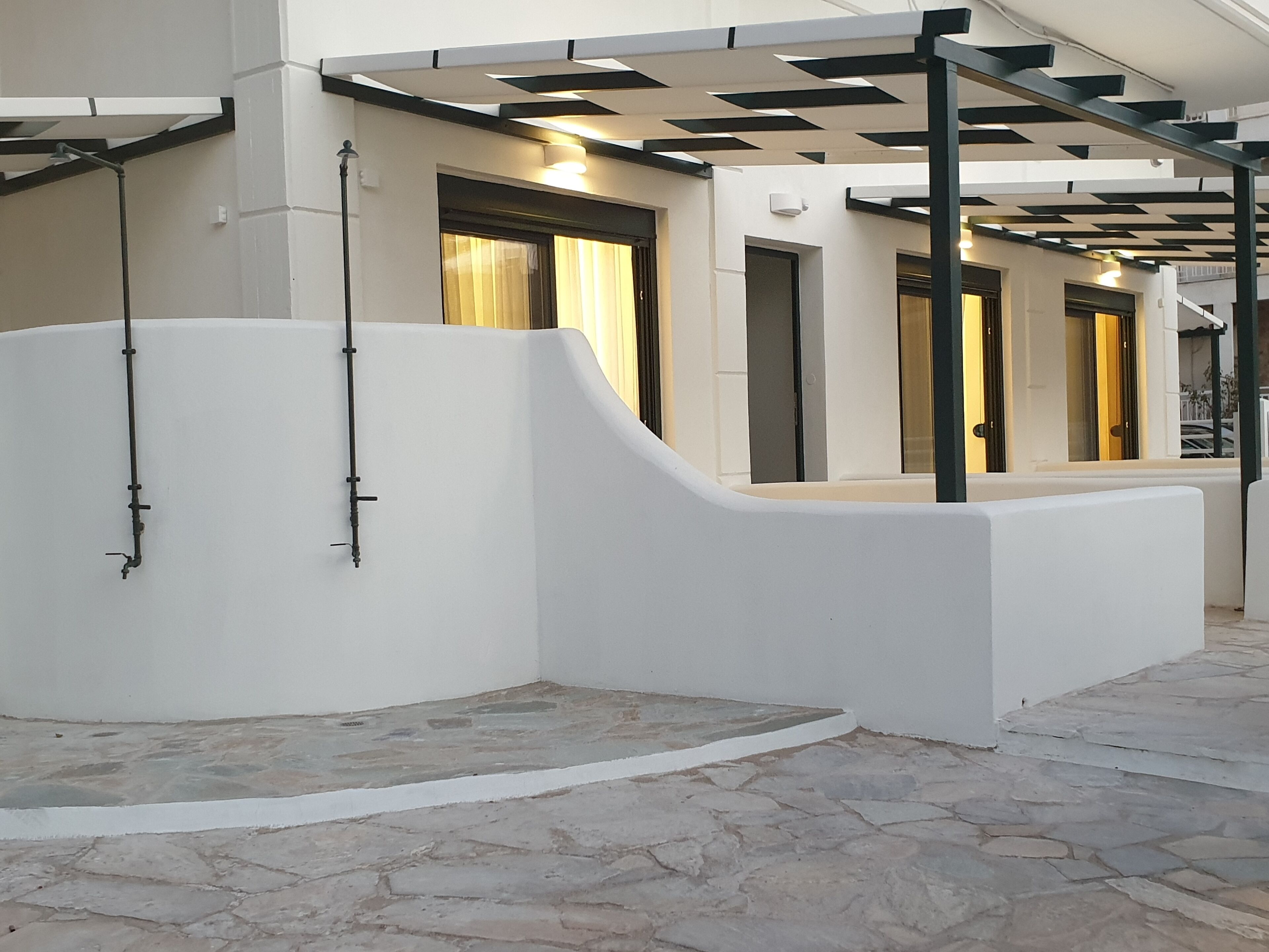 Eantos Studios & Suites