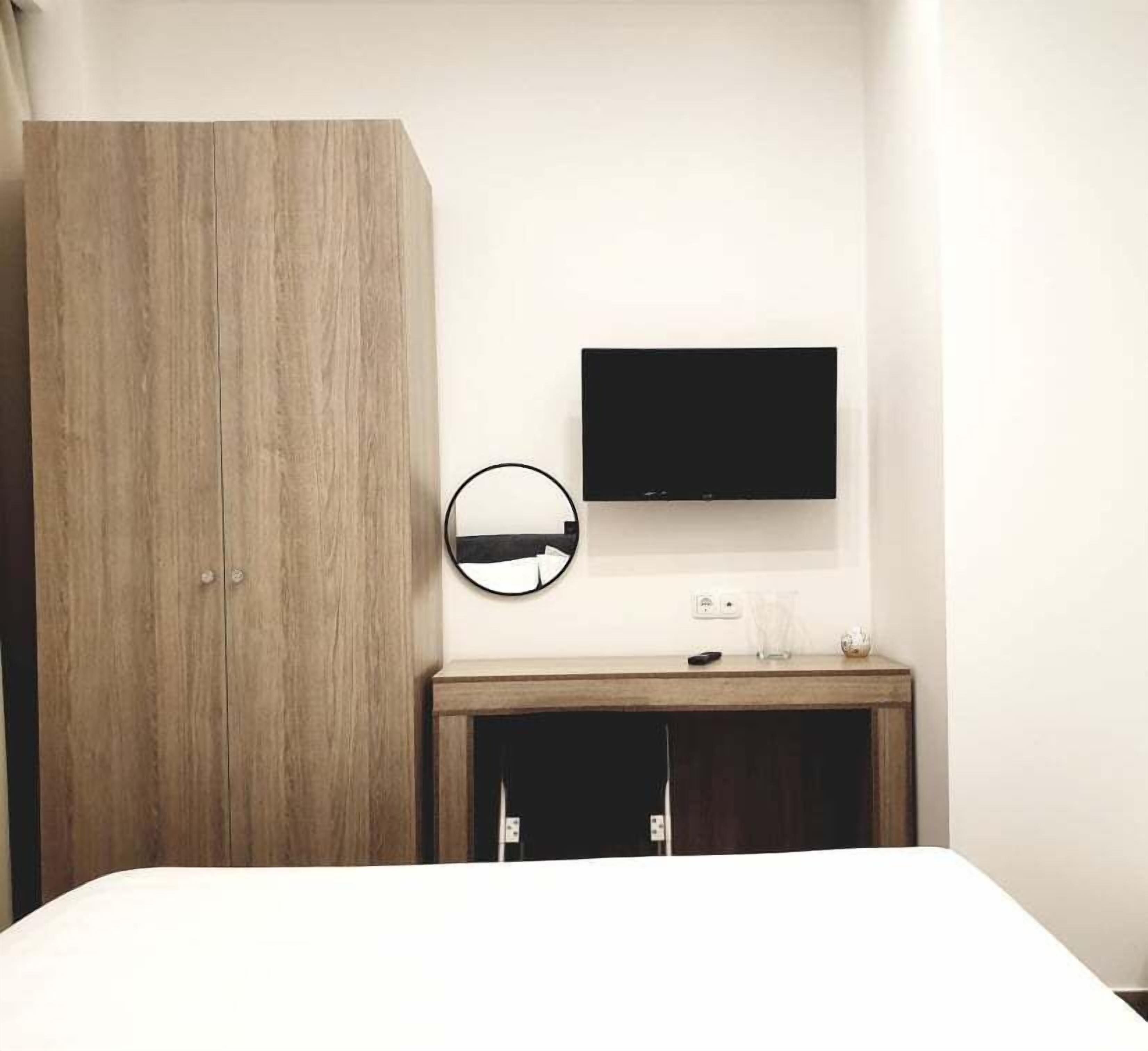 Eantos Studios & Suites
