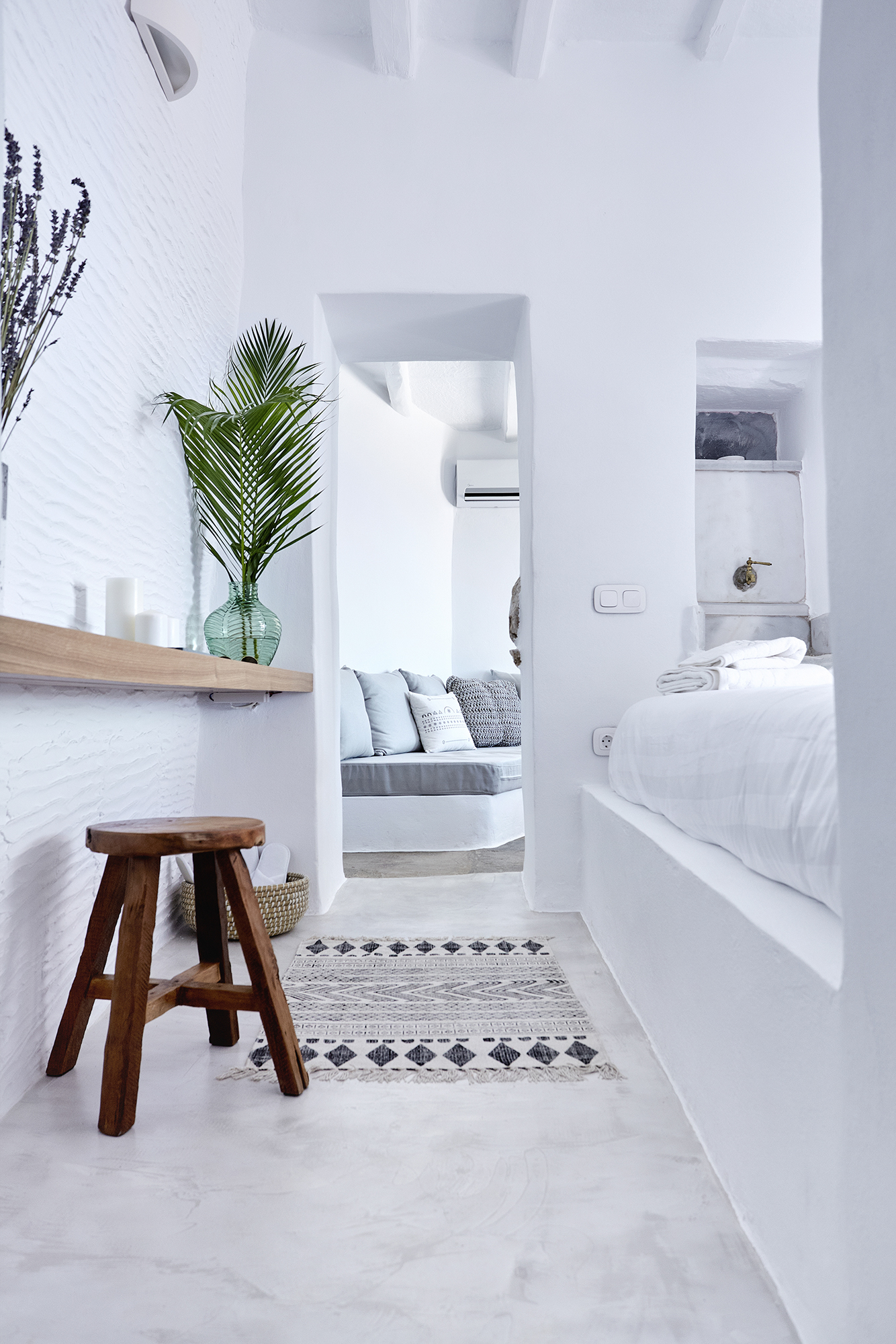 Living Theros Luxury Suites