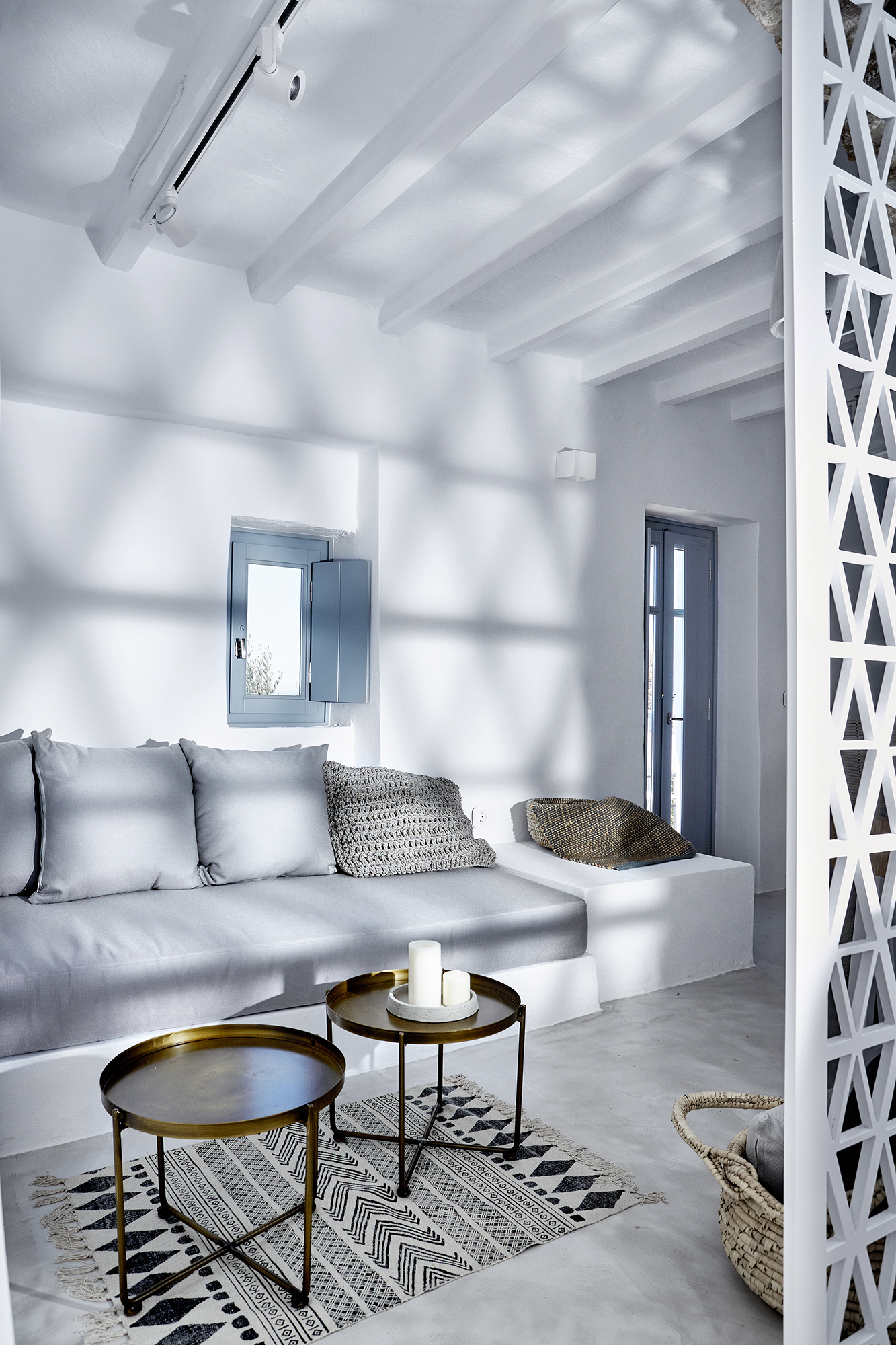 Living Theros Luxury Suites