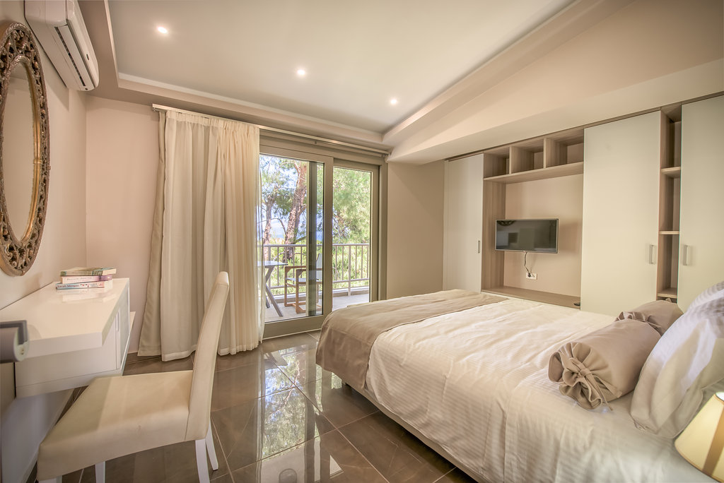 Koukounaria Hotel & Suites