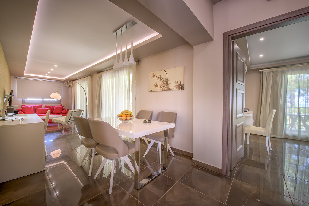 Koukounaria Hotel & Suites