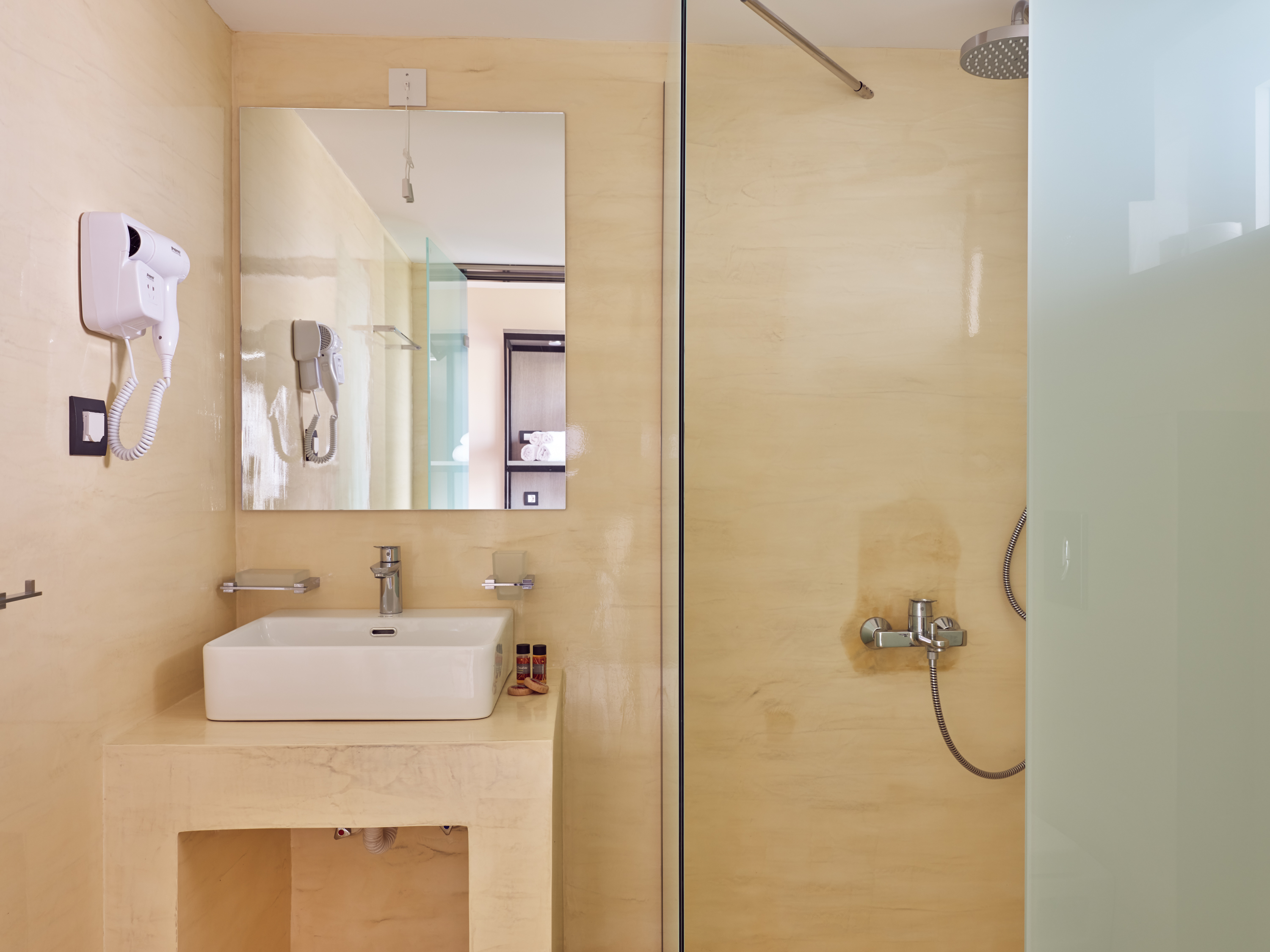 Koukounaria Hotel & Suites