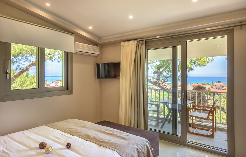 Koukounaria Hotel & Suites