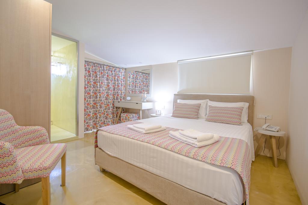 Koukounaria Hotel & Suites