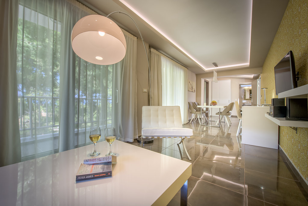 Koukounaria Hotel & Suites