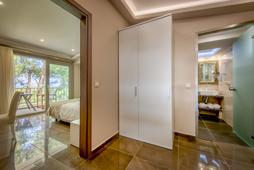 Koukounaria Hotel & Suites
