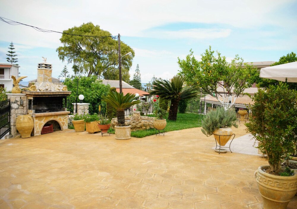 Costas studios