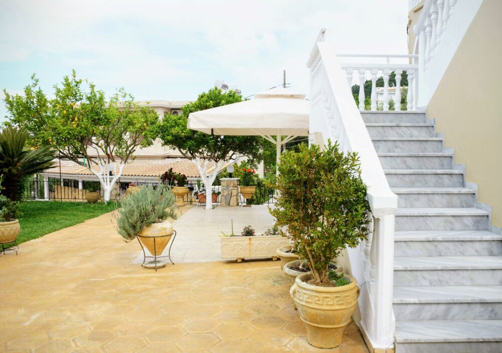 Costas studios
