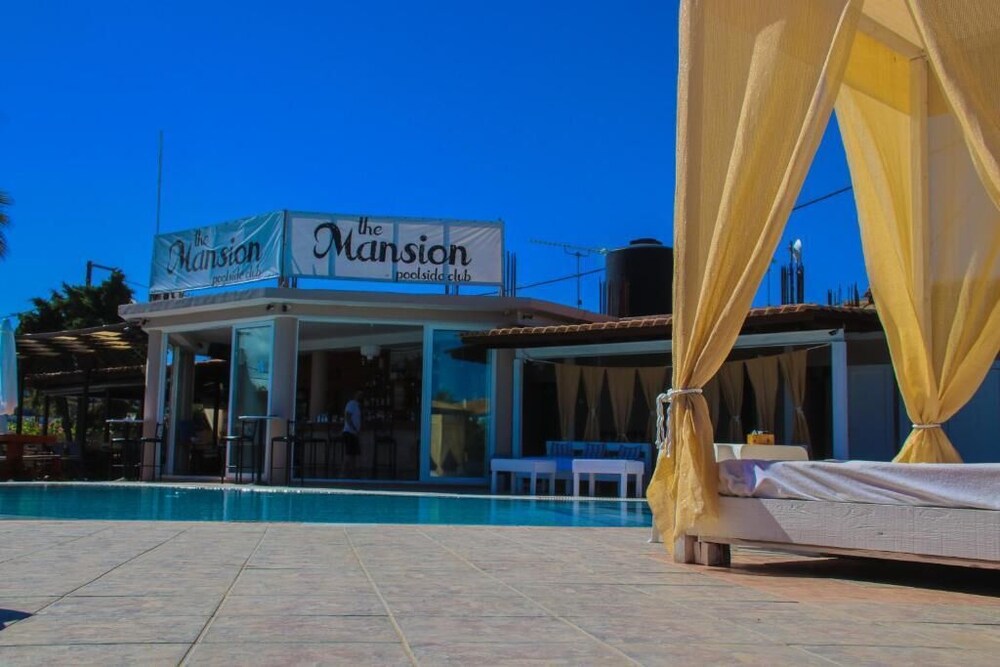 Medousa Apartments