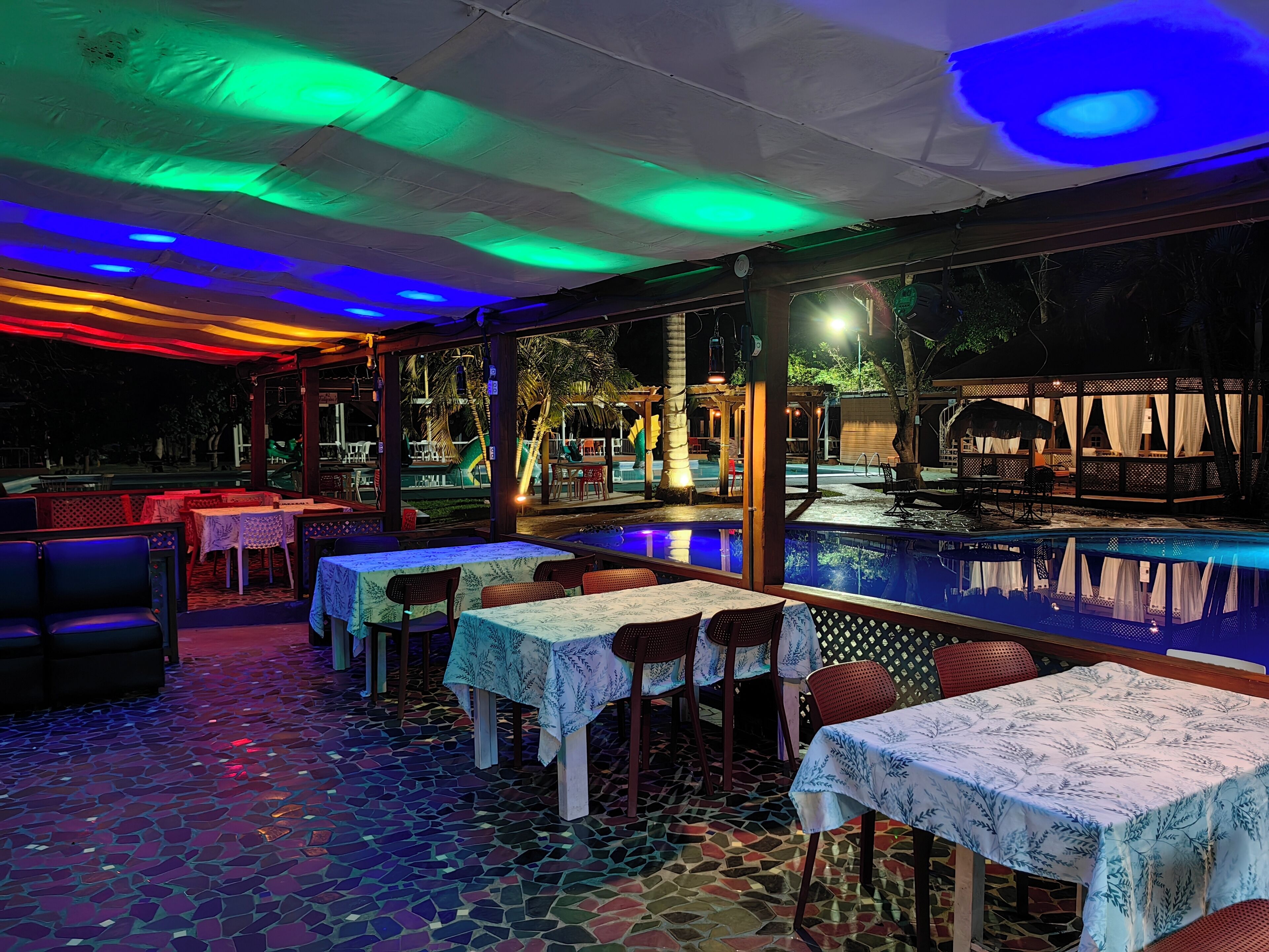 Hotel Cabanas River Park